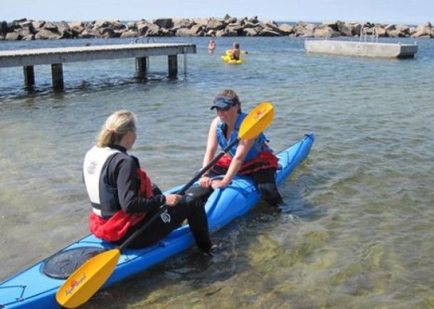 De første padletag på dit kajakkursus er spændende. Her høj pagaj