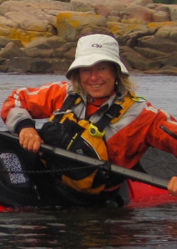 Sidesurf i havkajak ved Nexø på Bornholm